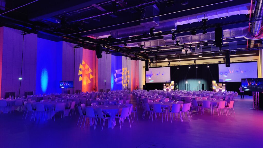 Salle de réception événementielle à Paris équipée d'une scène, de toiles de projections et d'éclairages