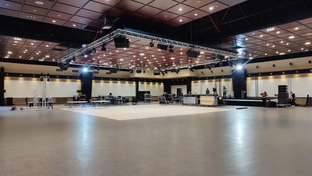 Hall d'accueil équipé d'une scène, d'éclairages, et d'une sonorisation Line array dans les yvelines