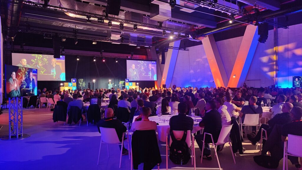 Salle de réception événementielle à Paris équipée d'une scène, de toiles de projections et d'éclairages