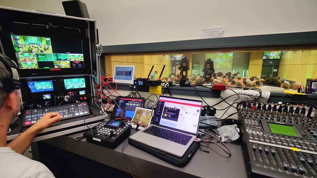 Régie vidéo avec mélangeur Blackmagic ATEM et caméras robotisées PTZ Panasonic configurées par un prestataire audiovisuel à Paris.