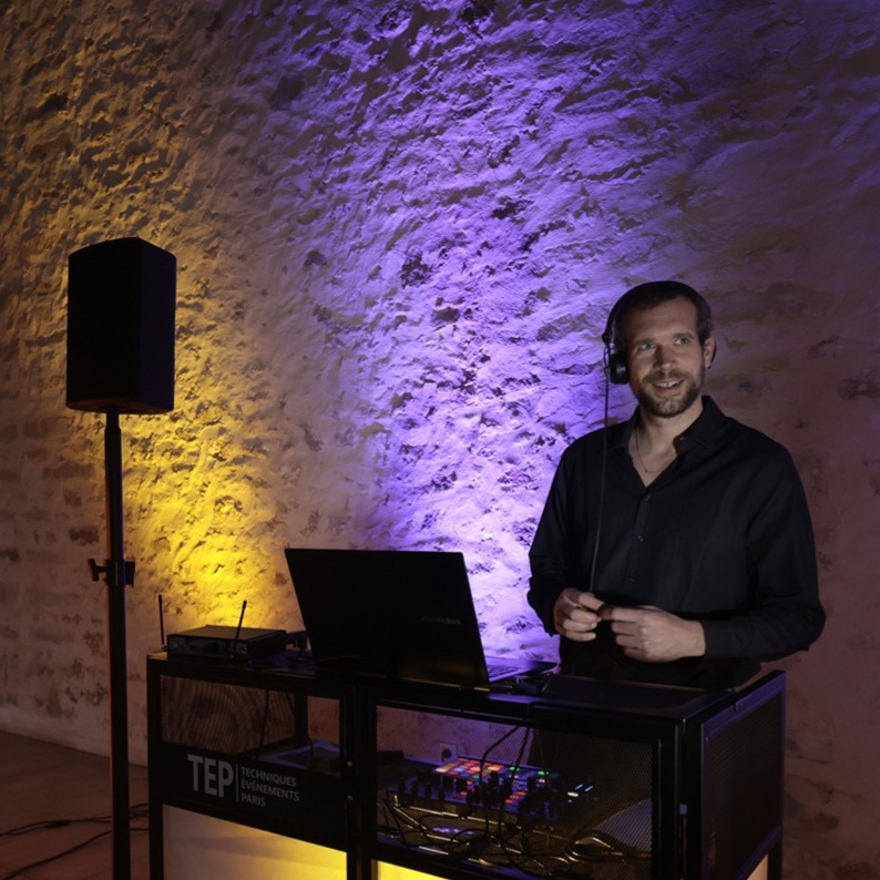 DJ événementiel professionnel à Paris lors d’une soirée privée avec sonorisation et éclairage premium