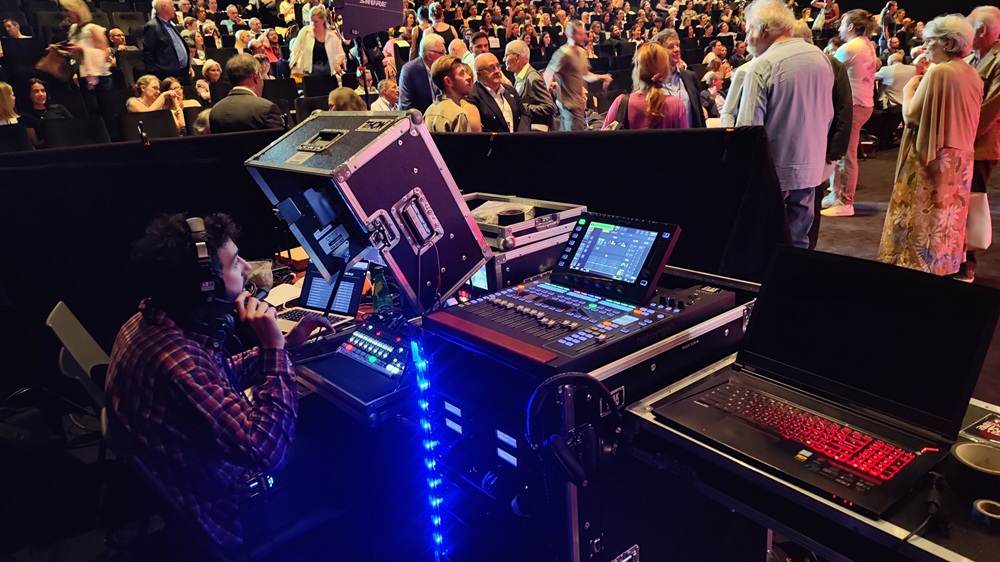 Régie mobile avec console Behringer Wing et mélangeur vidéo ATEM pour la sonorisation d'un événement au cinéma avec Clakprod.