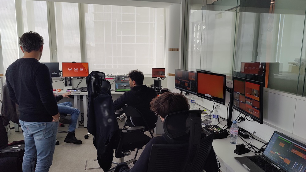 Équipe de techniciens audiovisuels en régie technique vidéo pour le pilotage d'une captation et d'un streaming live à Paris.