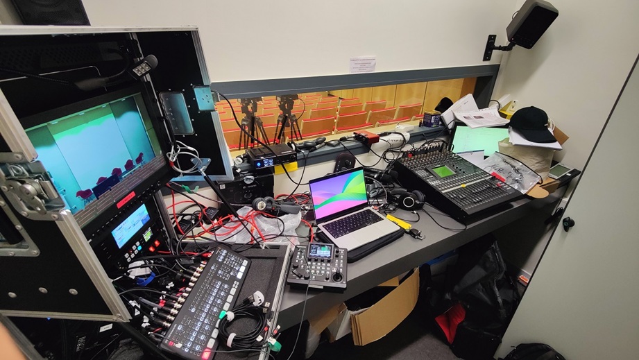 Installation de la régie son et vidéo par un prestataire audiovisuel à Paris dans un auditorium public.