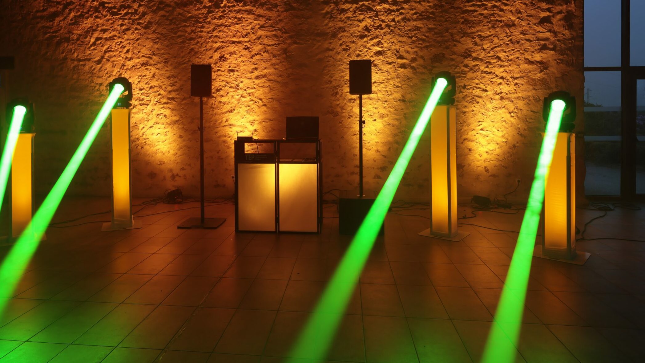scénographie lumineuse avec lyres Beam et éclairage événementiel premium à Paris