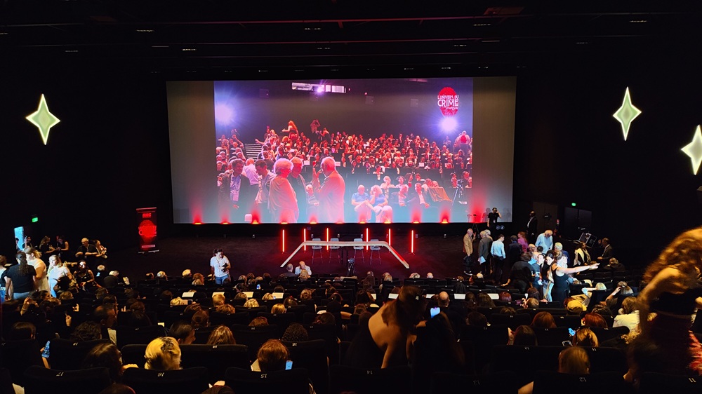 Salle de cinéma CGR Paris Lilas se remplissant pour un événement d'entreprise sonorisé par Techniques Événements Paris en partenariat avec Clakprod.