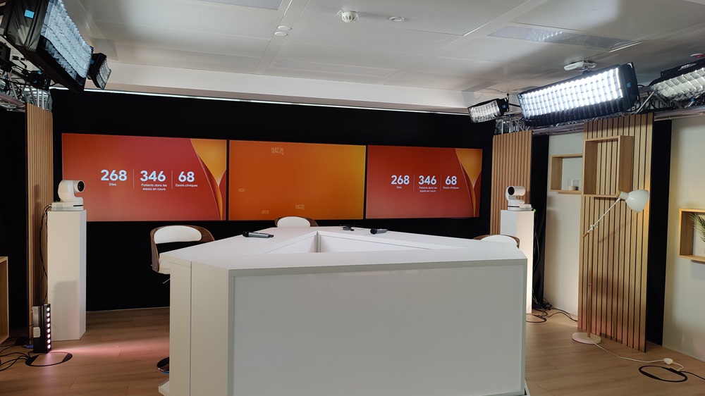 Plateau TV et studio vidéo d'entreprise ggéré à Paris par Technique Événements pour un webinaire corporate avec triple écran LED et caméras PTZ.