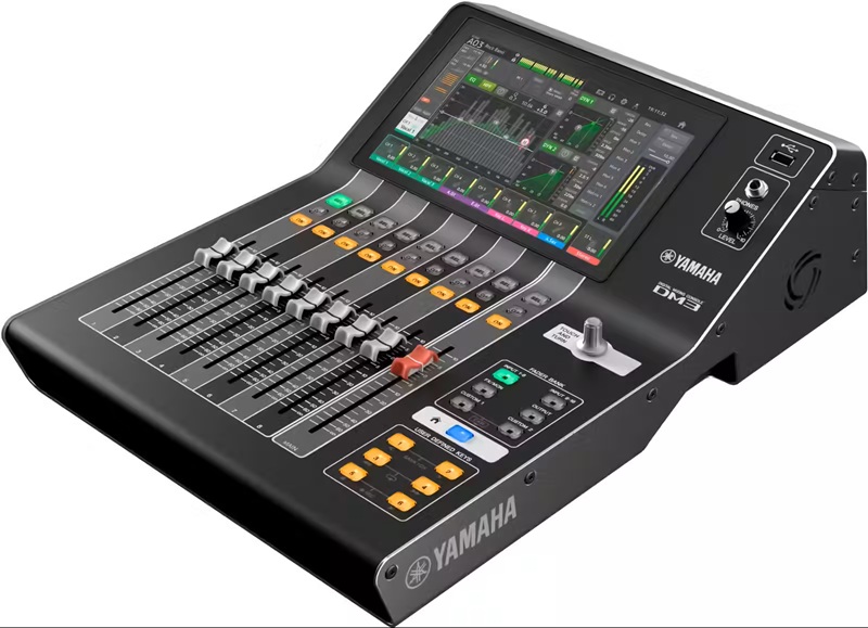 Console de mixage numérique compacte Yamaha DM3 en location pour sonorisation événementielle à Paris.