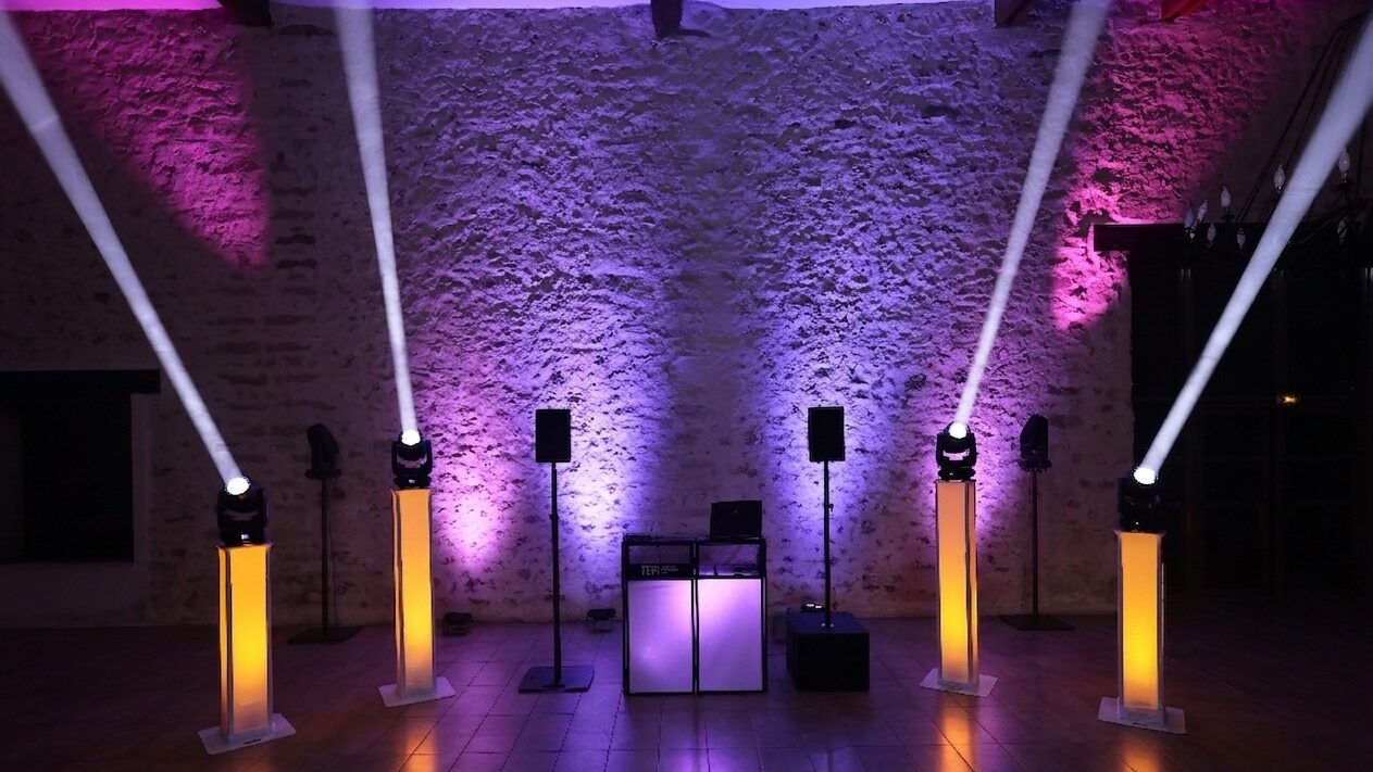 configuration DJ événementielle premium avec éclairage et sonorisation professionnelle à Paris