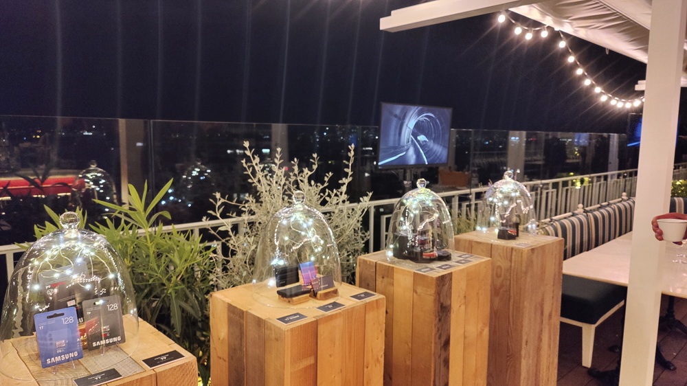 Écran vidéo HD sur pied et sonorisation T.E.P. installés sur un rooftop pour un lancement de produit