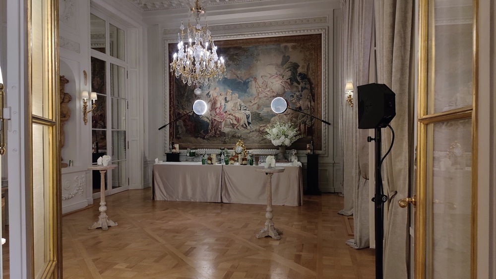 Enceinte compacte T.E.P. sur pied fin intégrée dans les salons dorés de l'Hôtel de Crillon