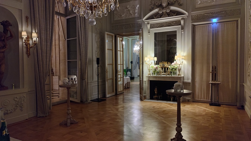 Enceinte de sonorisation ultra-discrète T.E.P. intégrée dans les salons historiques de l'Hôtel de Crillon