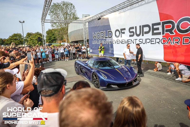 Sonorisation HF et animation micro T.E.P. devant une Koenigsegg au World of Supercars
