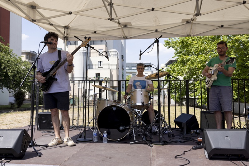 Bain de pieds, microphonie et sonorisation de scène T.E.P. pour un groupe lors de la Fête de la Musique