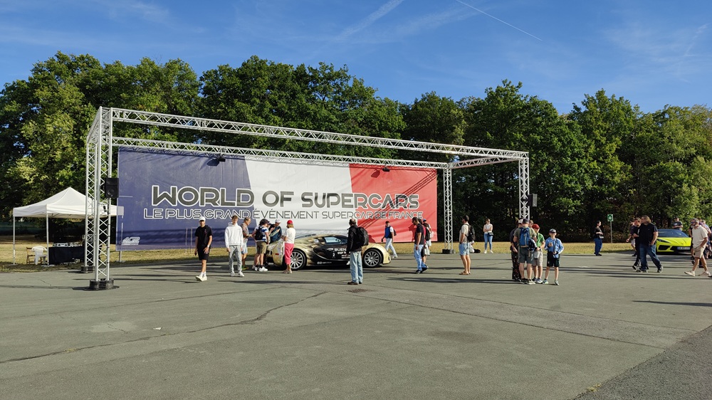 Structure autoportée aluminium et sonorisation extérieure T.E.P. sur le World of Supercars