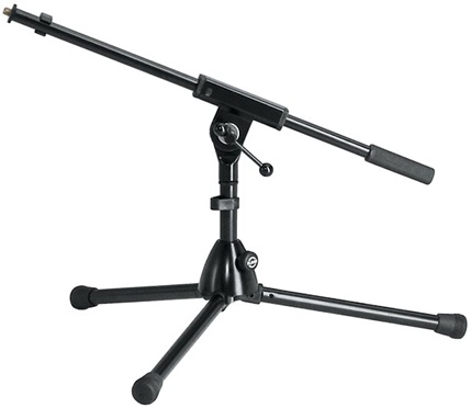 Pied de microphone bas K&M 259/1 en acier noir avec trépied pliable et perche télescopique, pour prise de son d'instruments et captations de tables rondes d'entreprise.