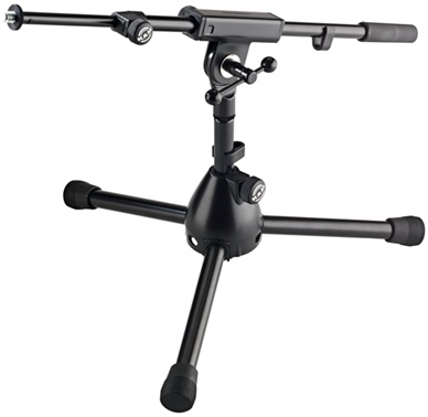 Pied de microphone extra-bas K&M 25950 Rien en acier noir avec perche et trépied compact pliable, déployé par Techniques Événements à Paris.