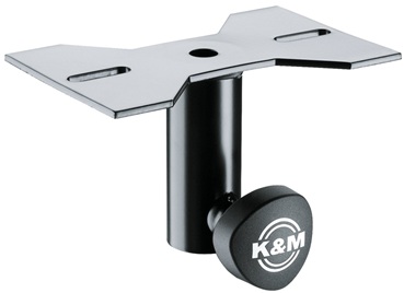 Adaptateur universel K&M 195/8 en acier noir pour fixation sécurisée d'enceintes ou de lyres motorisées sur tube de 35 mm.