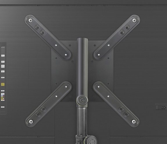 Adaptateur universel VESA Gravity SA VESA 1 permettant de monter un écran de retour vidéo sur un trépied de 35 mm, utilisé en régie audiovisuelle.